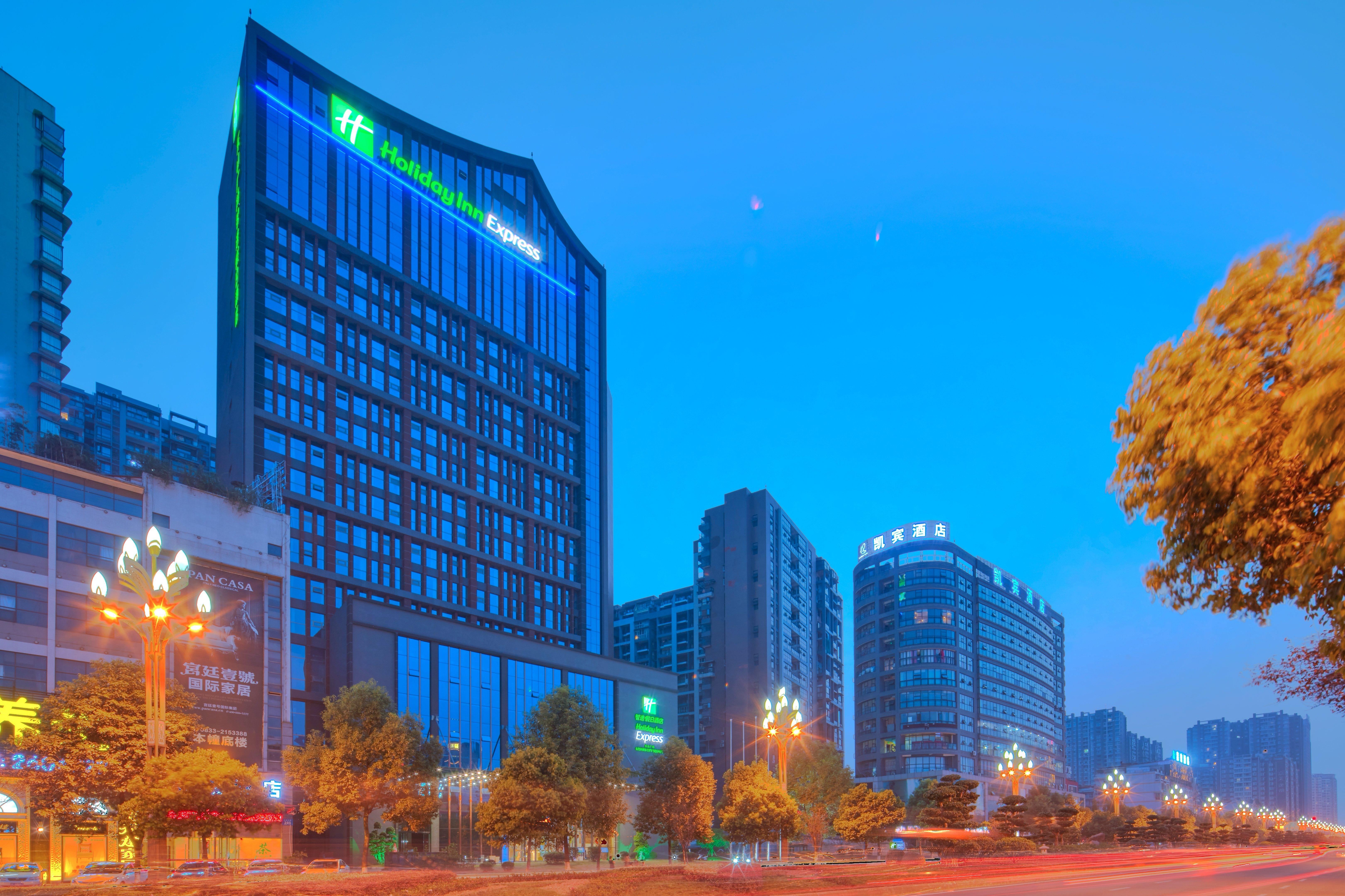 Holiday Inn Express Leshan City Square By Ihg High Speed Rail And Leshan Giant Buddha Экстерьер фото